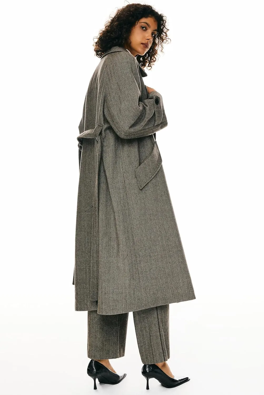 Orolay Women's Wool Blend Long Coat Classic Lapel Oversized Pea Coat Casual Warm Outerwear with Pockets